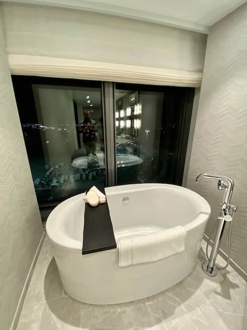 Grand Hyatt SFO corner suite bathtub