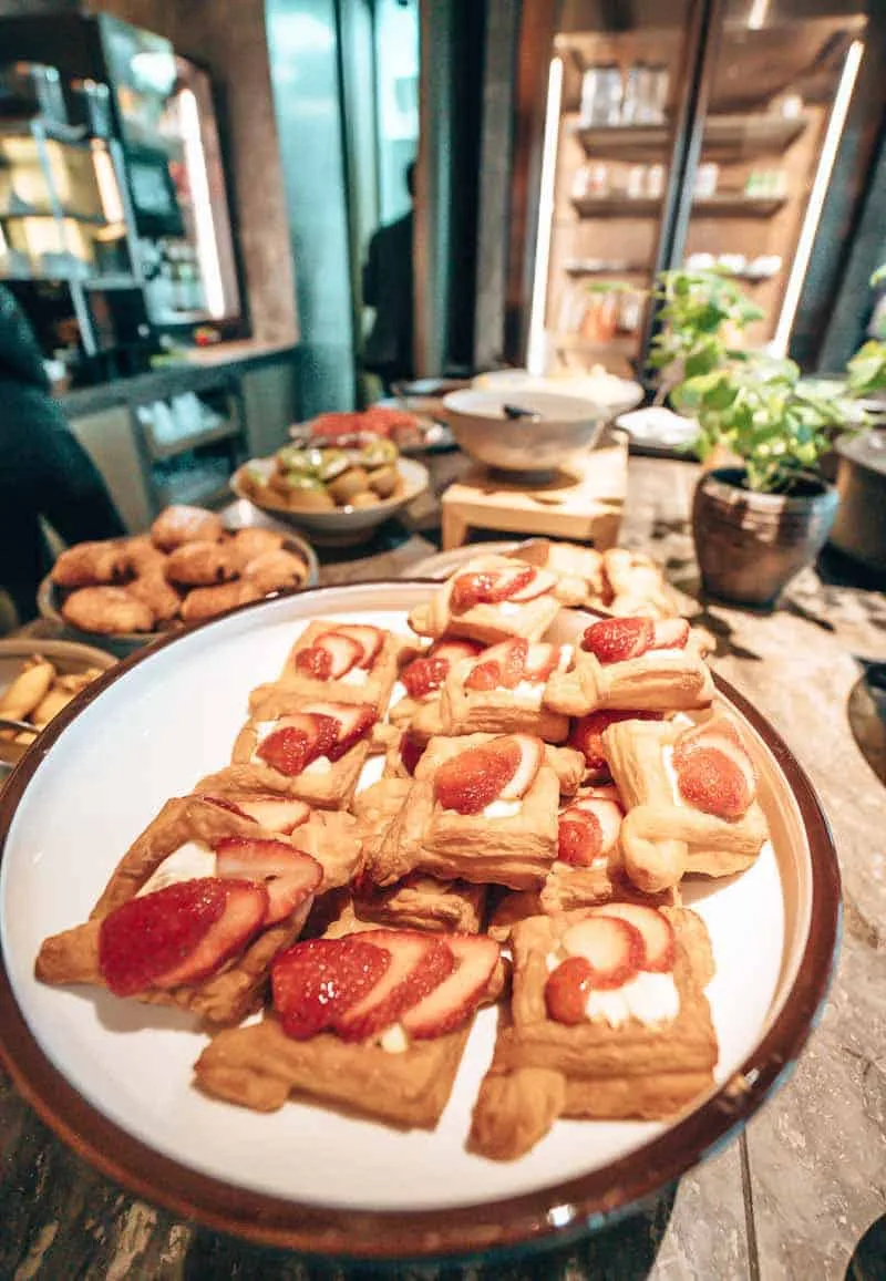 Hyatt Centric Hong Kong victoria harbour lounge breakfast