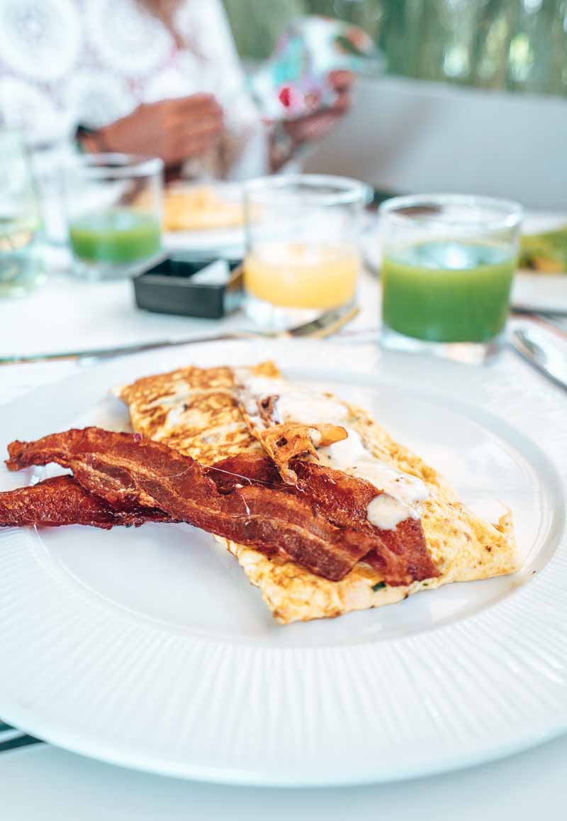 eggs and bacon with green juice